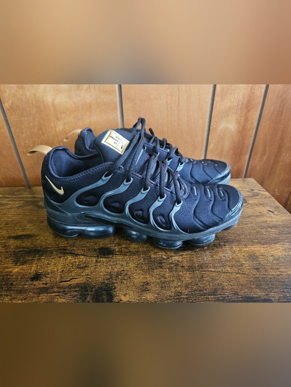 Nike Air Vapormax Plus Black Metallic Gold Mens Size 10 Rare! EUC